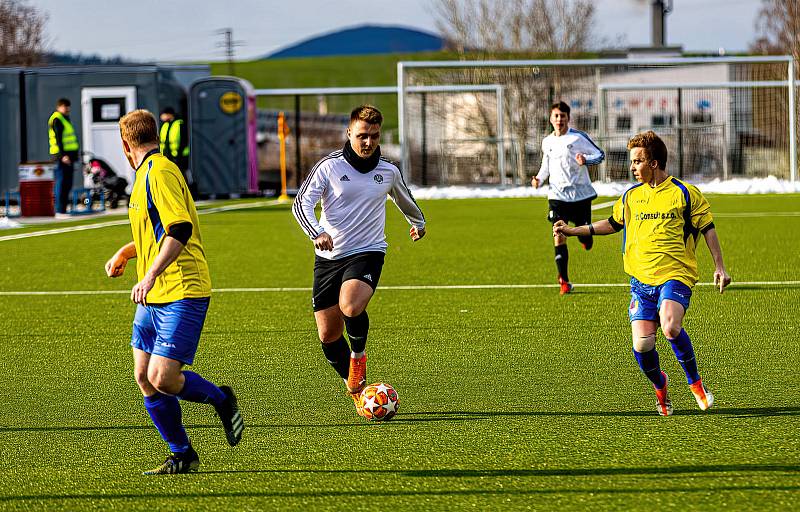 Z archivu: Fotbalisté TJ Sokol Mochtín (žlutí) porazili Svéradice 6:1.