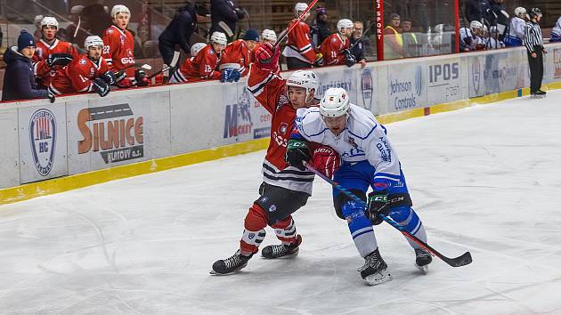 2. liga, skupina západ (nadstavba B, 3. kolo): SHC Klatovy (na snímku hráči v červených dresech) - HC Benátky nad Jizerou 5:4 po prodloužení.