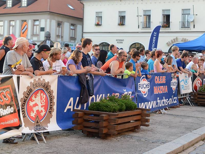 Posádky při předstartovní show a na tratích Rally Agropa