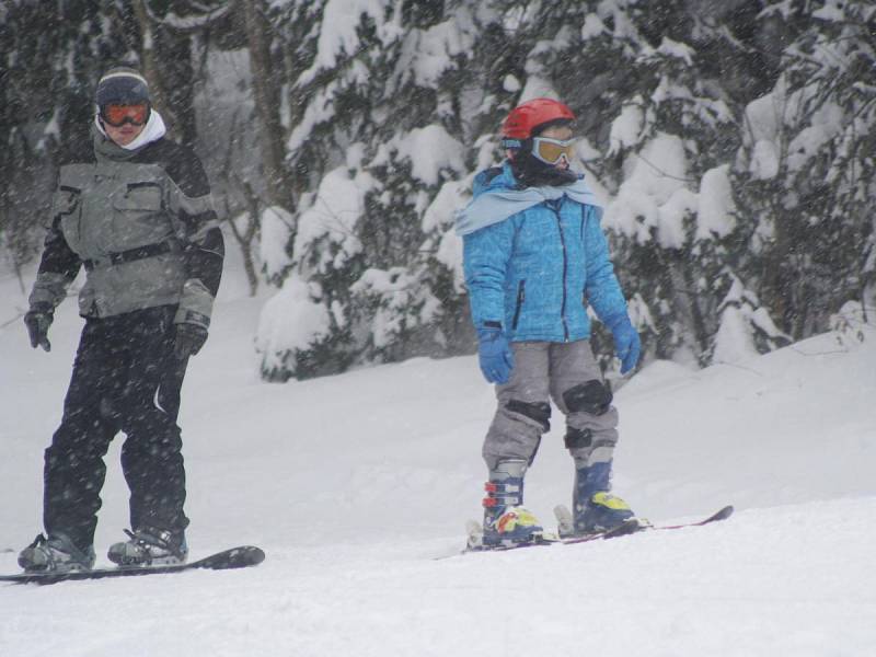 Na Špičáku bylo o víkendu živo. Otevřeli tam i snowpark.