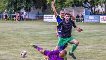 Fotbalisté SK Kovodružstvo Strážov B (na archivním snímku hráči v tmavých dresech) zvítězili 5:0. Tři body slaví také borci z Neznašov (modří).