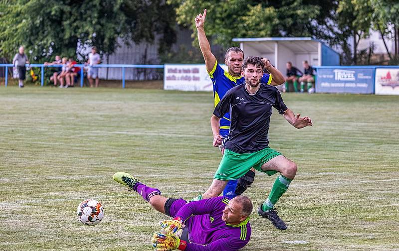 Fotbalisté SK Kovodružstvo Strážov B (na archivním snímku hráči v tmavých dresech) zvítězili 5:0. Tři body slaví také borci z Neznašov (modří).