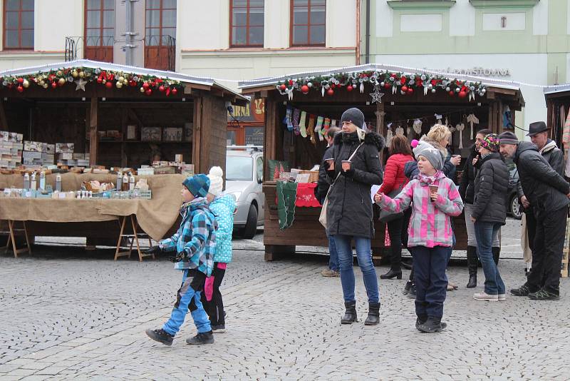 Adventní trhy o bronzové neděli v Klatovech.