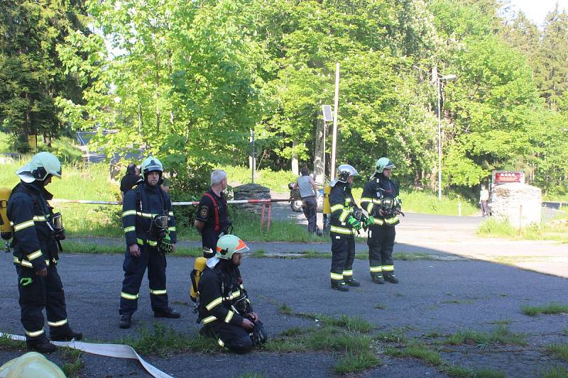 Simulovaný požár vypukl v 16 hodin ve 2. patře hotelu, ve kterém v tu dobu bylo několik osob, včetně dětí. Po několika minutách dorazila první hasičská vozidla, byly nataženy hadice a hasiči pronikli do hotelu v dýchacích maskách.