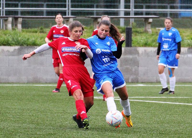 5. kolo České divize žen, skupina C: FC Táborsko – SK Klatovy 1898 (na snímku fotbalistky v červených dresech) 1:0 (1:0).