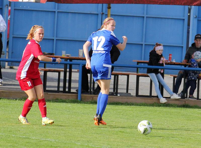 9. kolo divize žen, skupina C: SK Klatovy 1898 (na snímku fotbalistky v červených dresech) - TJ Jiskra Domažlice 1:1 (1:0).