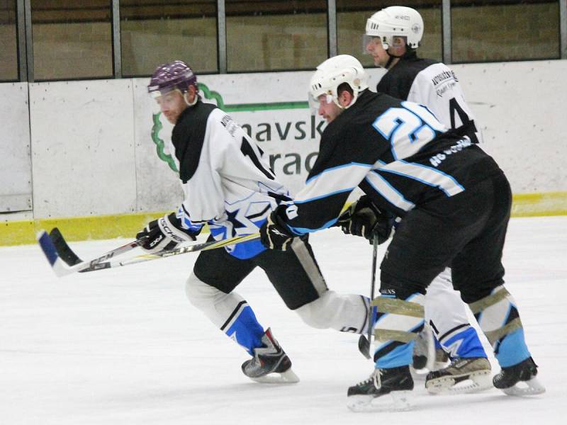 Šumavská liga amatérského hokeje: HC AutoKempf (bílé dresy) - HC Poběžovice 6:1