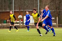 I. A třída (18. kolo): TJ Sušice (na snímku fotbalisté v modrých dresech) - TJ Dynamo Horšovský Týn 1:4 (1:1).