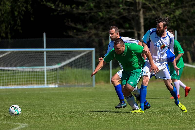 Z archivu: Fotbalisté TJ Žichovice (zelení) zůstávají na poslední příčce.