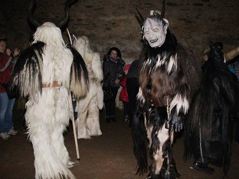 Krampusáci ve sklepení zámku v Chudenicích.