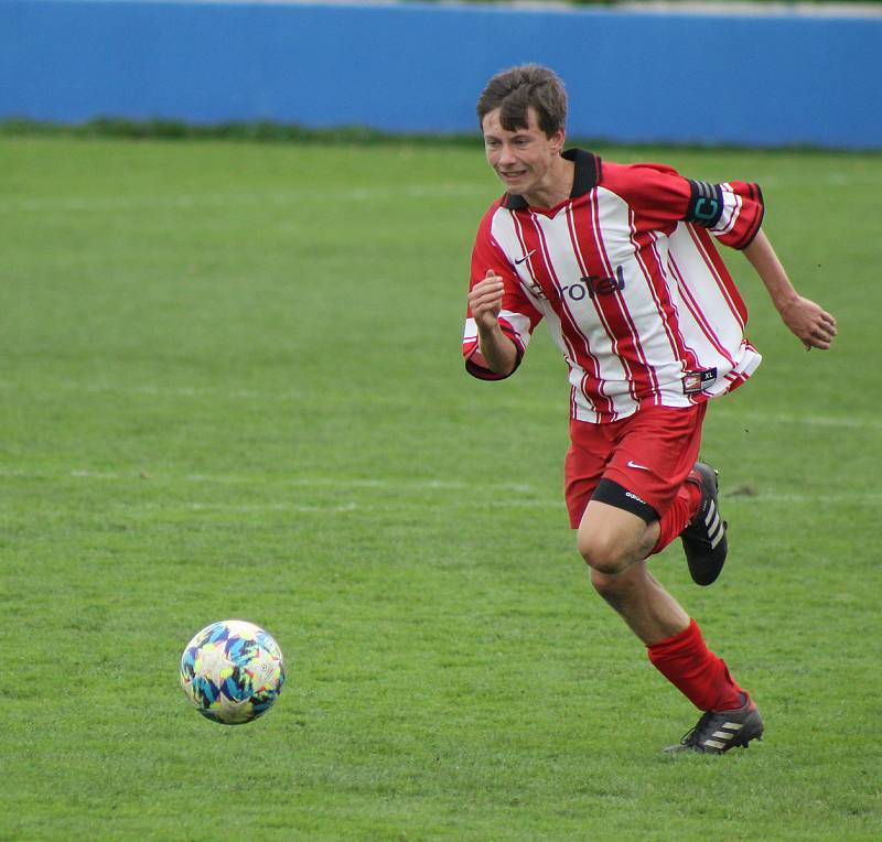 Fotbalisté SK Klatovy 1898 U17 (na archivním snímku hráči v červených dresech) rozcupovali Vejprnice (v modrém) vysoko 8:2. Pět branek vstřelil Adam Hošek.