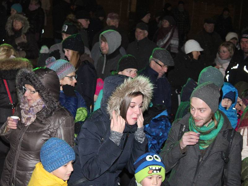 Skauti rozdávali v Klatovech Betlémské světlo.