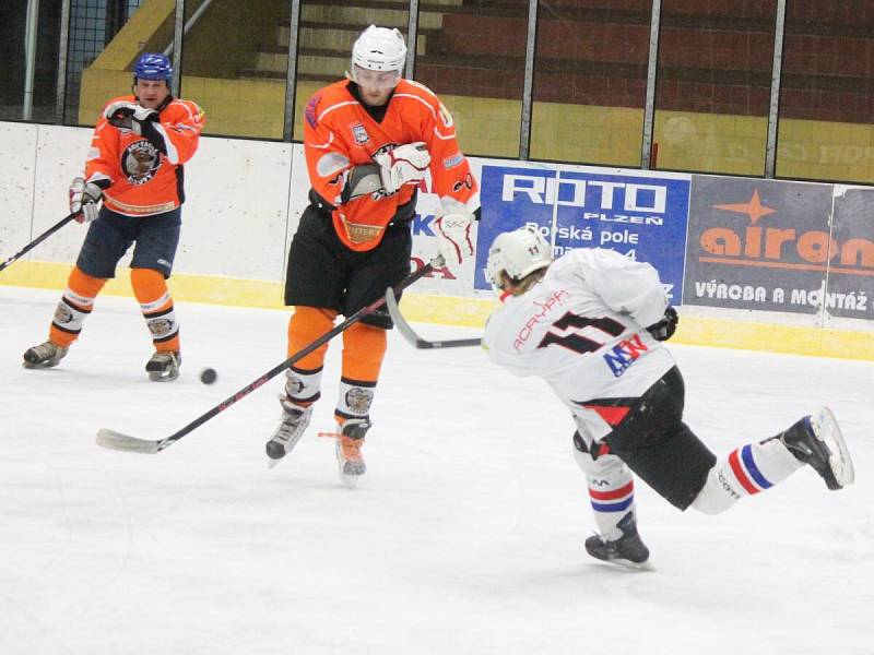 Šumavská liga amatérského hokeje: AHC Vačice (v oranžovém) - HC Tango 5:0.