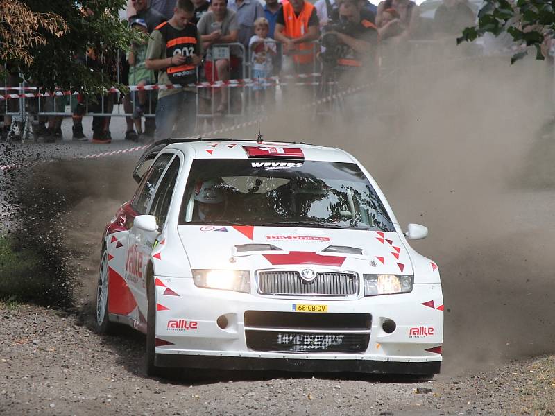 Posádky při předstartovní show a na tratích Rally Agropa