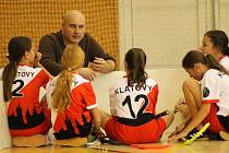 Mladší žákyně Sport Clubu Klatovy (na archivním snímku hráčky v červenobílé kombinaci dresů) v Domažlicích třikrát zvítězily.