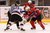 Z archivu: Hokejoví junioři HC Klatovy (hráči v červeném) porazili béčko Karlových Varů a díky gólu z předposlední minuty zdolali i Cheb.
