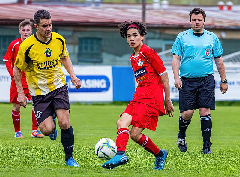 Fotbalisté FK Horažďovice (na archivním snímku hráči ve žlutých dresech) otočili nedělní domácí zápas se soupeřem z Bolešin.