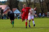Fotbalisté TJ Sokol Kolinec (na archivním snímku hráči v červených dresech) deklasovali na domácím hřišti Plánici. Hned šestkrát se trefil Petr Altman.