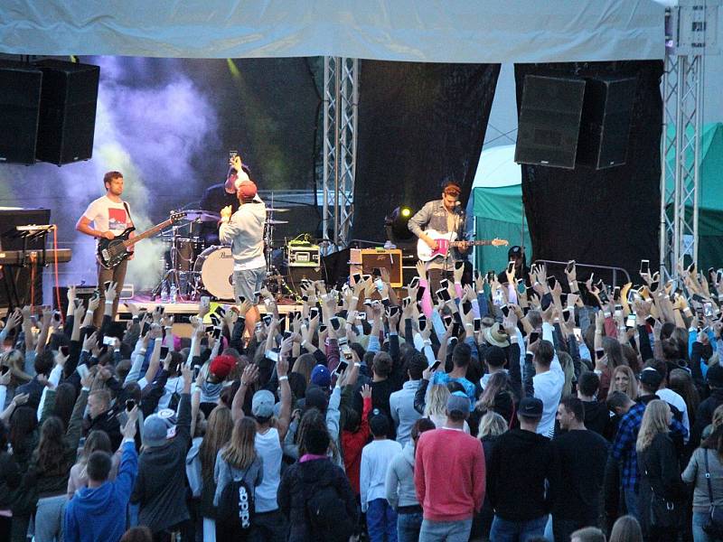 Během festivalu Open Air Lázně v Klatovech vystoupil zpěvák Ben Cristovao.