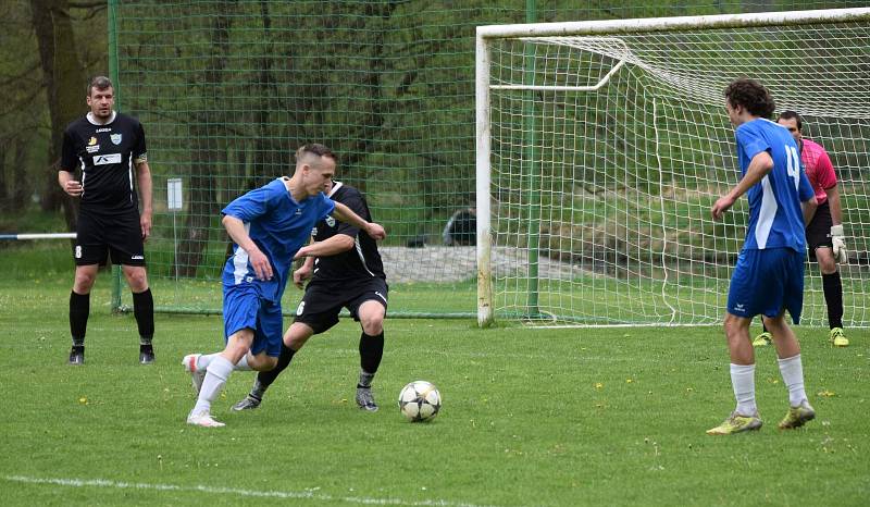 Fotbalisté TJ Měcholupy (na archivním snímku hráči v černých dresech) porazili ve 2. kola Poháru PKFS Baník Stříbro 4:0 a slaví postup do další fáze soutěže.