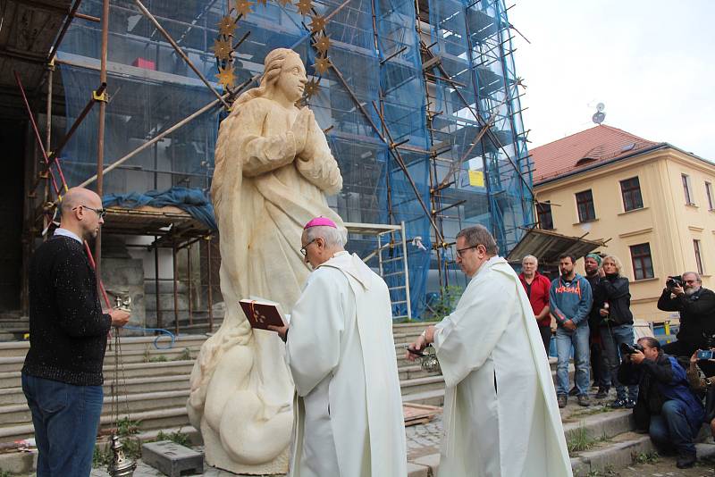 Návrat sochy Panny Marie Neposkvrněné na kostel v Klatovech.