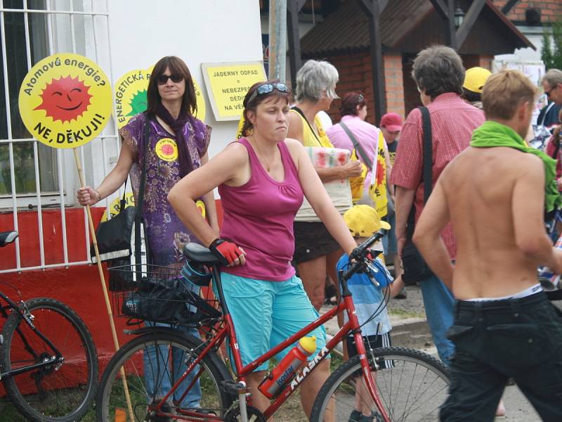 Protestní akce Na kole a pěšky ohroženou krajinou. 