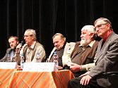 Prvních pět ředitelů NP Šumava. Zprava Milan Skolek (1991), Jiří Kec (1991 - 1993), Miroslav Filip (1993 - 1994), Ivan Žlábek (1994 - 2003) a Alois Pavličko (2004 - 2007)