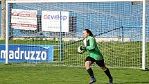 9. kolo divize žen, skupina C: SK Klatovy 1898 (na snímku fotbalistky v červených dresech) - TJ Jiskra Domažlice 1:1 (1:0).