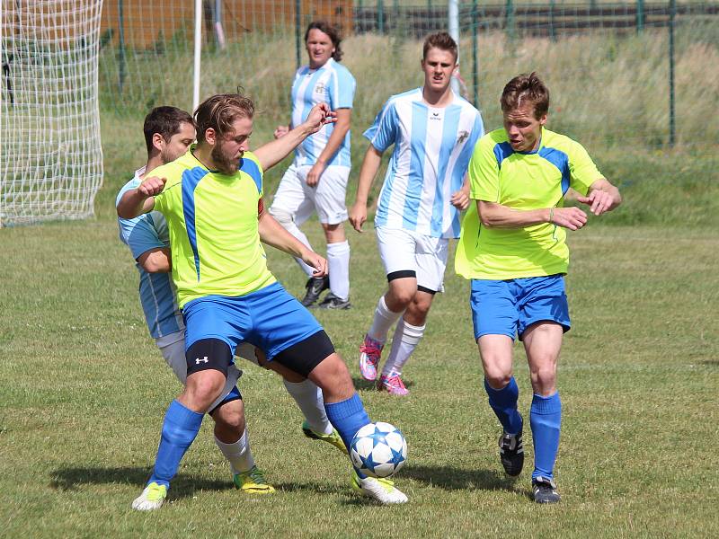 Nalžovské Hory (na archivním snímku hráči v modrobílých dresech) porazily Hory Matky Boží 3:0 a slaví první body v probíhající sezoně.