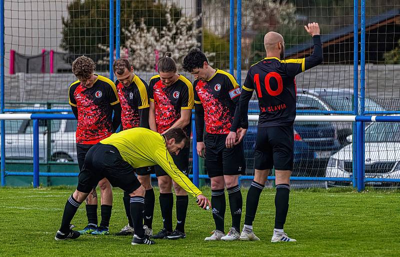 Fotbalisté FK Okula Nýrsko (na archivním snímku hráči v modrobílých dresech) skončili v letošní sezoně krajského přeboru na druhém místě.