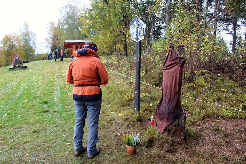 Odhalení a žehnání křížku Emila Kintzla v Kašperských Horách.