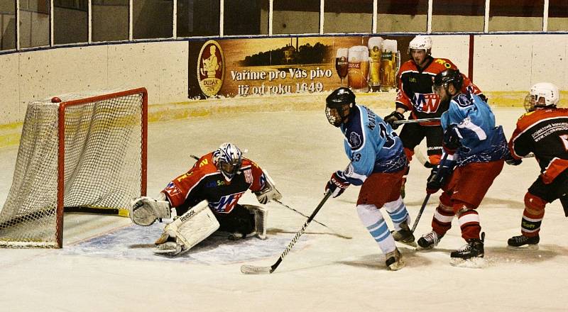 Hokejisté TJ START Luby (na archivním snímku hráči v černo-červených dresech) vedli s HC Rokycany už 3:0, ale nakonec museli přijmou porážku 3:5.