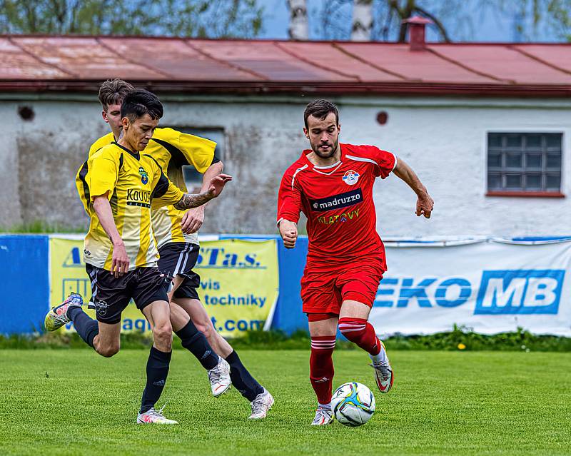 Fotbalisté FK Horažďovice (na archivním snímku hráči ve žlutých dresech) otočili nedělní domácí zápas se soupeřem z Bolešin.