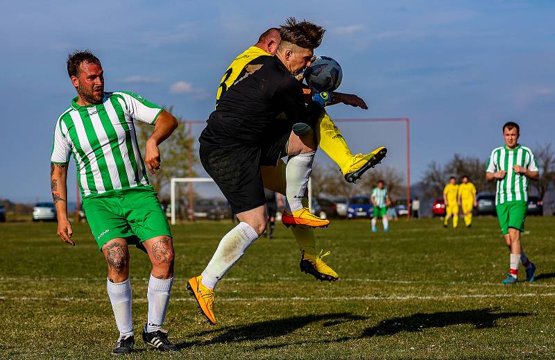 Z archivu: Fotbalisté FK Budětice 2012 (žlutí) zvládli velice náročný souboj na půdě Železné Rudy, kde ve 4. kole III. třídy zvítězili 4:3.