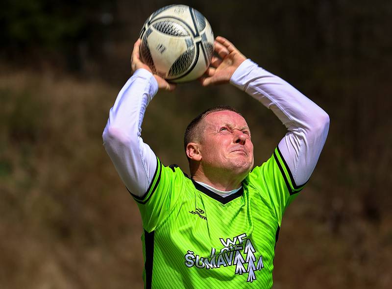 Z archivu: Fotbalisté TJ Sokol Hartmanice (žlutočerní) porazili béčko Svéradic 5:2. Dařilo se také Železné Rudě (zelení), která zdolala Velké Hydčice 3:1.