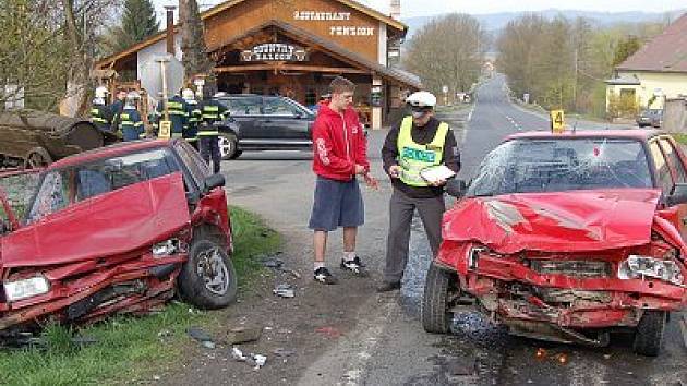 Nehoda si vyžádala čtyři zraněné osoby.