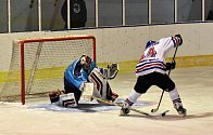 DUDÁK, hokejový přebor jihozápadních Čech: HC Horažďovice (na snímku hokejisté v bílých dresech) - Sokol Katovice 3:5 (hráči v modrém).