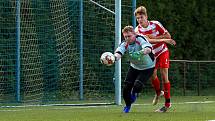 Fotbalisté TJ Sušice B (na archivním snímku fotbalisté v bílých dresech) zvítězili na hřišti Janovice 6:3 a přezimují na pátém místě.