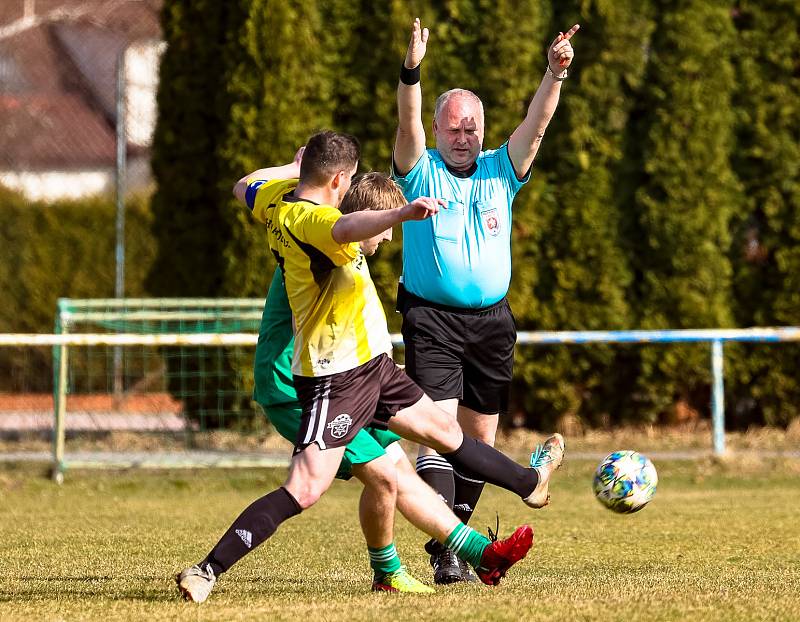 14. kolo I. B třídy: FK Horažďovice (žlutí) vs. Chanovice 3:2.