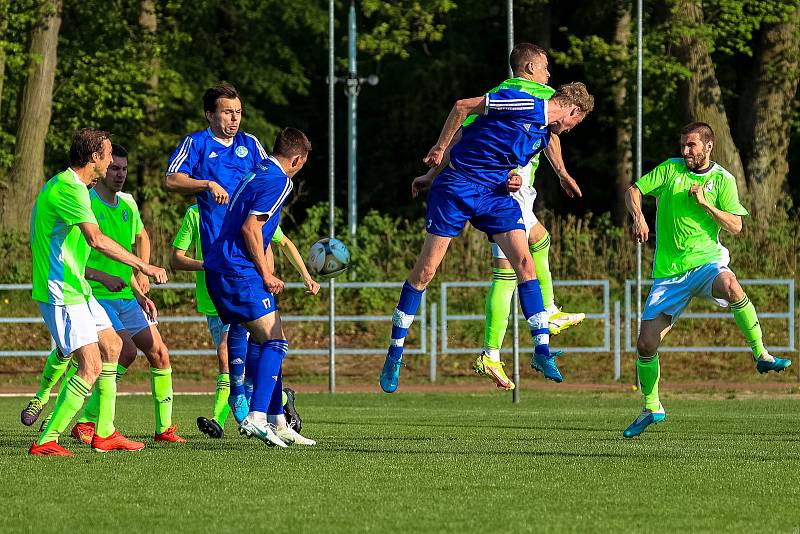 Fotbalisté TJ Sušice (na archivním snímku hráči v modrých dresech ze zápasu s Kaznějovem) prohráli v Bělé nad Radbuzou 0:1, přestože hráli celý druhý poločas přesilovku.