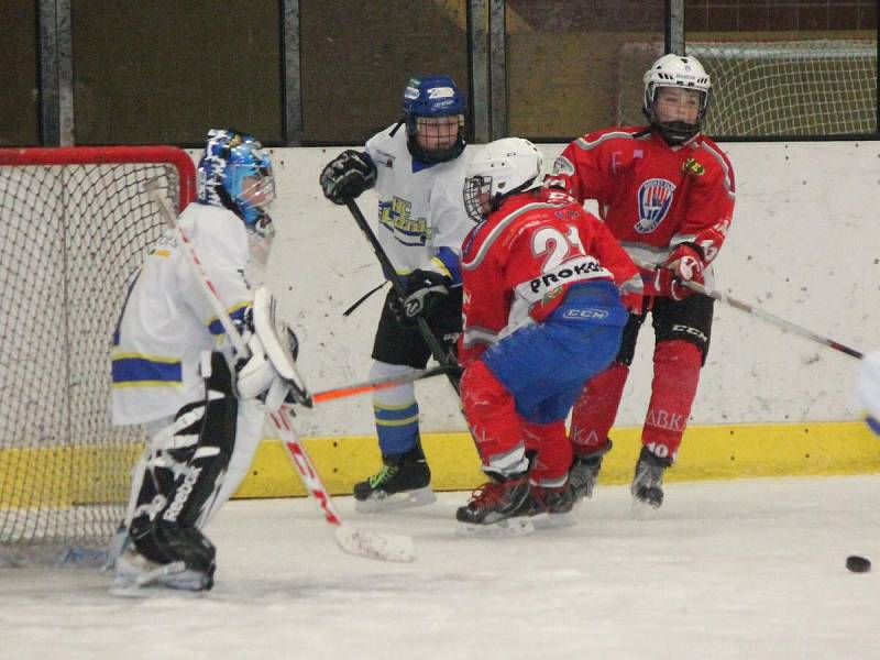 Liga mladších žáků: HC Klatovy (v červeném) - HC Lužnice 9:3. 