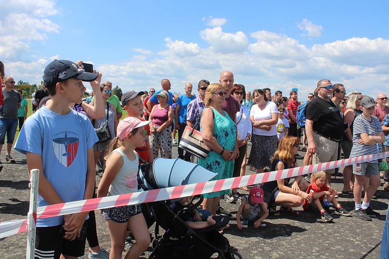 Odhalení pamětní desky Josefu Hubáčkovi a nového názvu letiště v Klatovech.