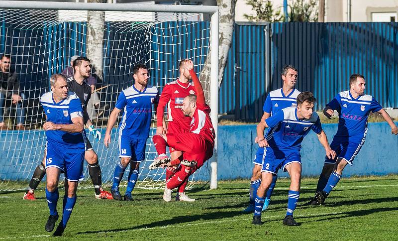 Fotbalisté divizních Klatov remizovali v 11. kole soutěže na hřišti Soběslavi 2:2, i když po prvním poločase vedli o dvě branky.