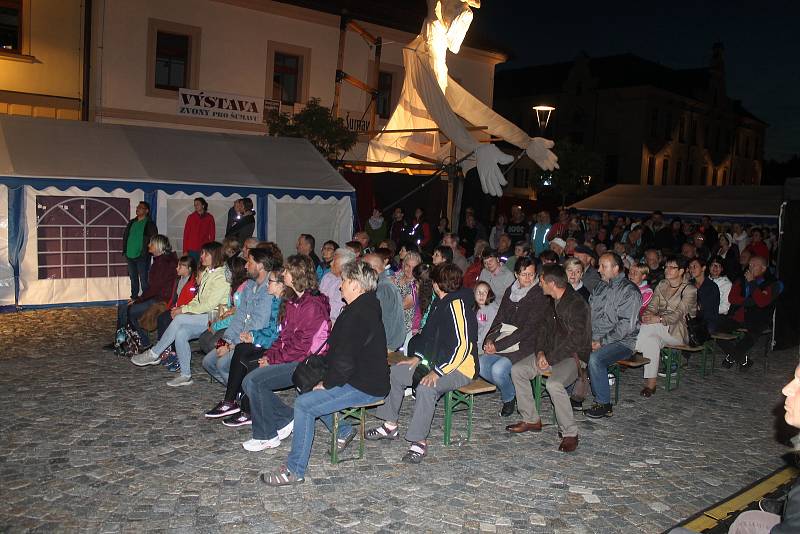 Diváci zaplnili lavičky a sledovali dění na jevišti.