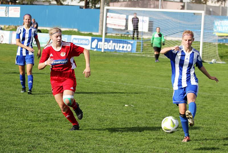 9. kolo divize žen, skupina C: SK Klatovy 1898 (na snímku fotbalistky v červených dresech) - TJ Jiskra Domažlice 1:1 (1:0).