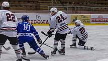 Hokejisté SHC Klatovy (na archivním snímku hráči v bílých dresech) podlehli Táboru (modří) i podruhé v sezoně. Znovu výsledkem 1:5, tentokrát však na jeho ledě.