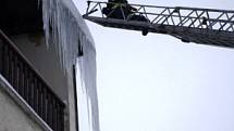 Od pondělí vyjíždějí hasiči v Železné Rudě k odstraňování rampouchů a sněhu ze střech, které kvůli oblevě ohrožují občany i motoristy v tomto šumavském městě.