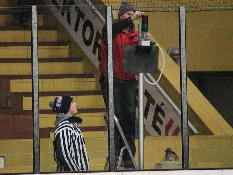 Třetí čtvrtfinále play-off druhé ligy: SHC Klatovy (červené dresy) - HC Kobra Praha 7:3