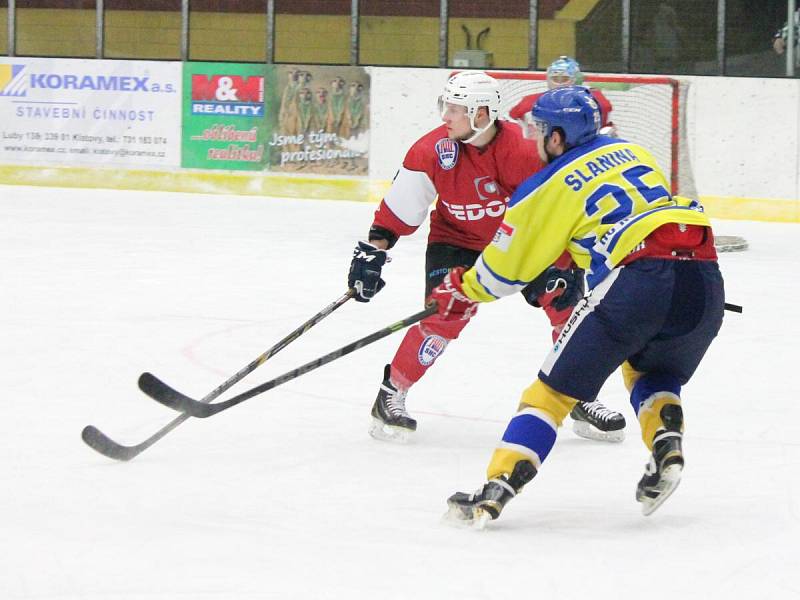 Třetí čtvrtfinále play-off druhé ligy: SHC Klatovy (červené dresy) - HC Kobra Praha 7:3