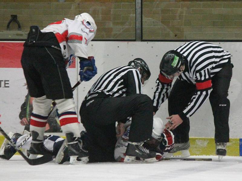 Krajská liga juniorů: HC Klatovy (v bílém) - TJ DDM České Budějovice 7:2.